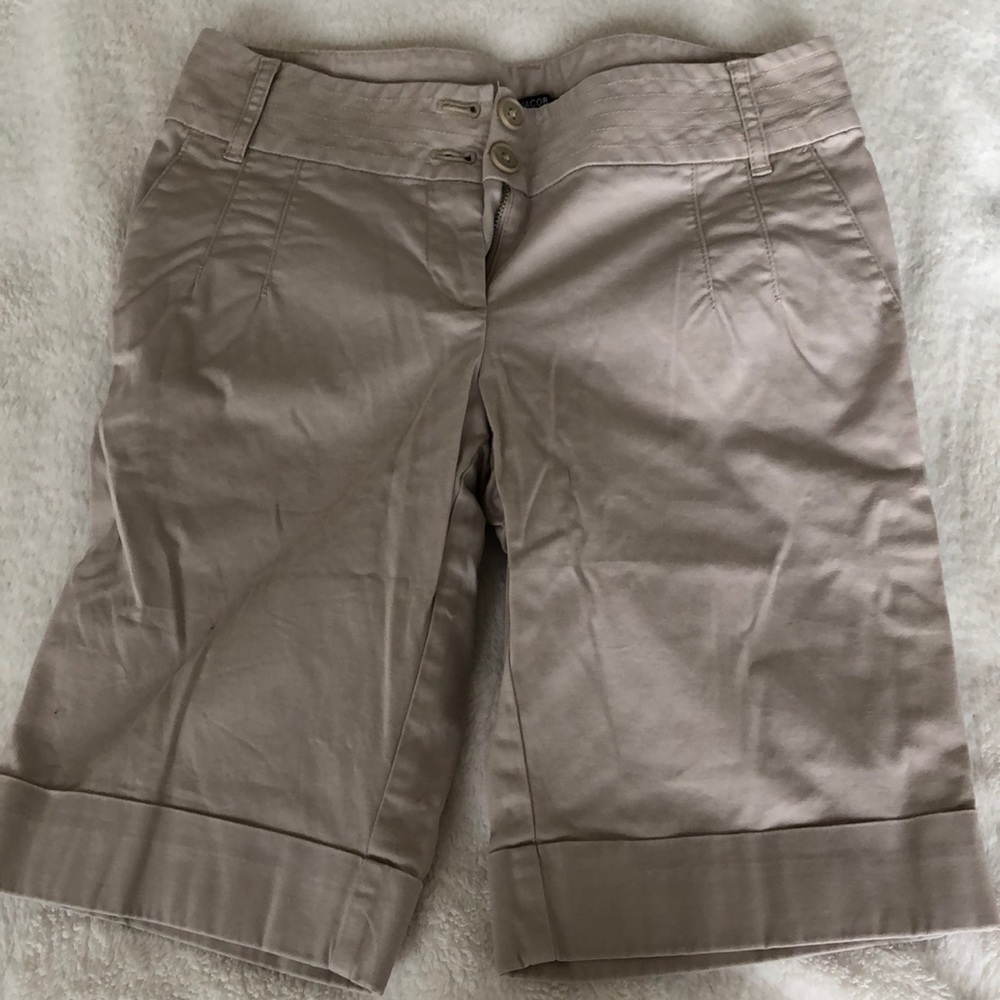 Super cute Jacob beige shorts